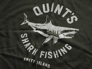 QUINT'S SHARK FISHING (OLIVE) - REGULAR T-SHIRT-2